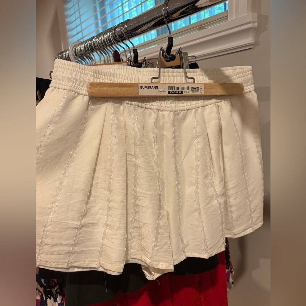 Club Monaco Ivory Pleated Short